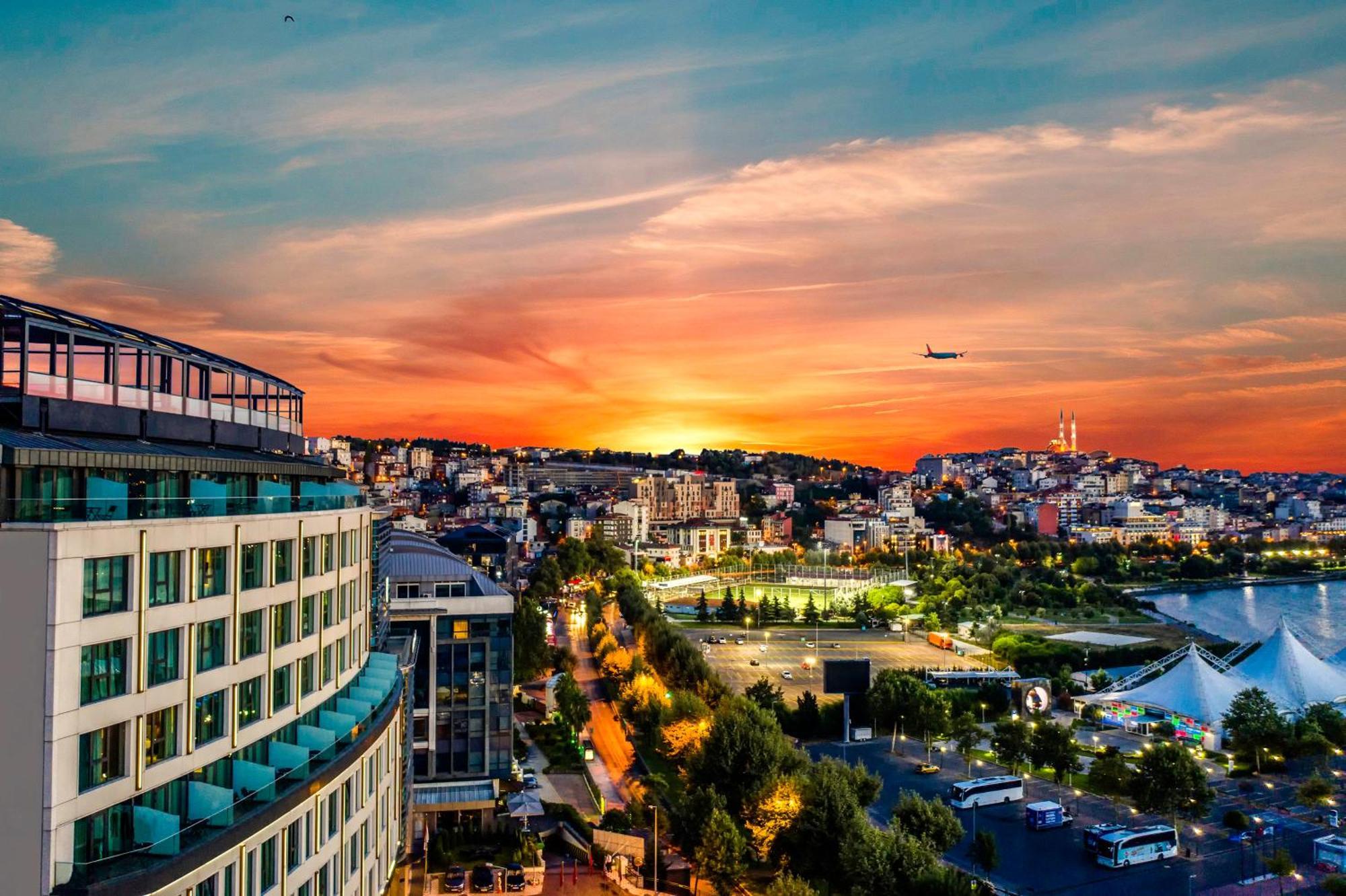 فندق كلاريون غولدن هورن اسطنبول المظهر الخارجي الصورة Sunset over the city